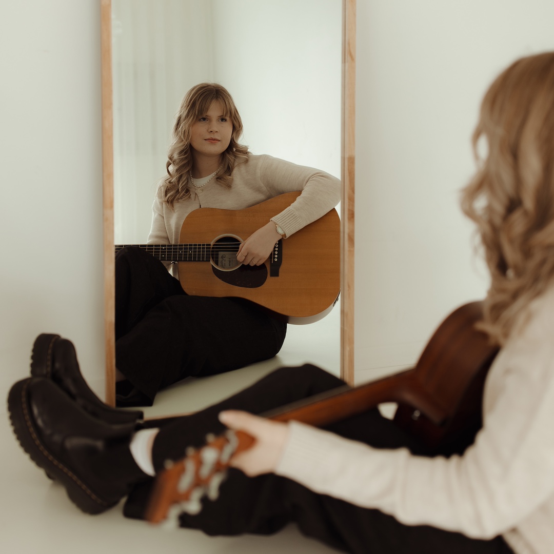 Lil Sister’s Rising Stars presents:  Chart-topping up-and-comer Ella Pollett Shines Bright on her New Indie-pop Gem, ‘A Name I Knew’