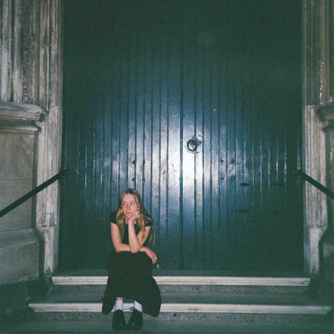 Indie-Folk Singer-Songwriter Becca Caffyn Returns with Theatrical Track ‘Julia Roberts’.