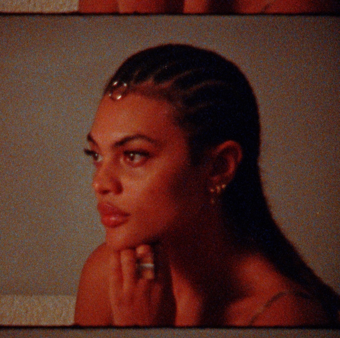 Estère Longs for a Real Connection on Groove-Laden New Single  ‘Corduroy Jeans’