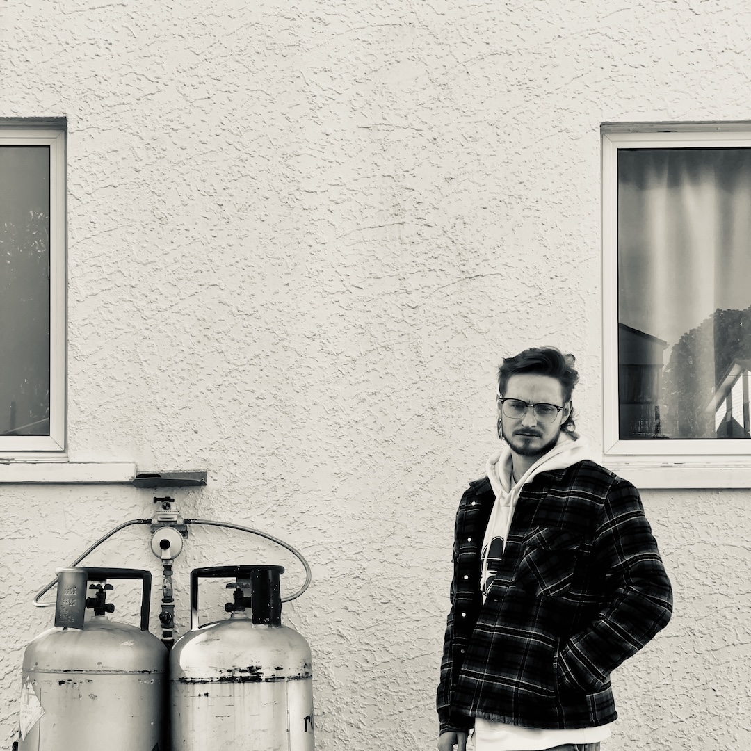 YDoubleR Confronts Memory, Mortality and the Weight of the Past on New Single ‘Ghosts of Passin’
